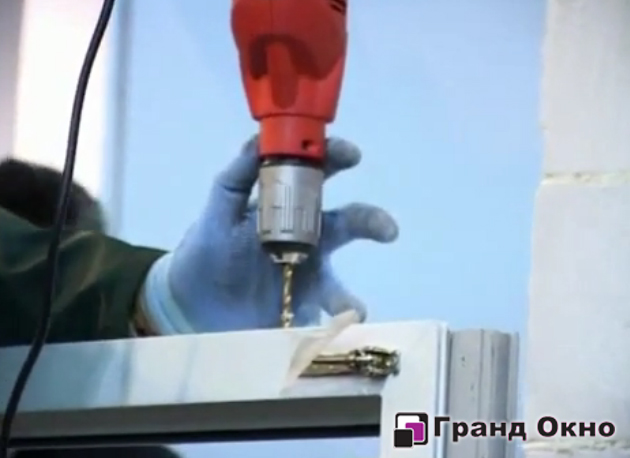 Сверление производится с внешней стороны профиля