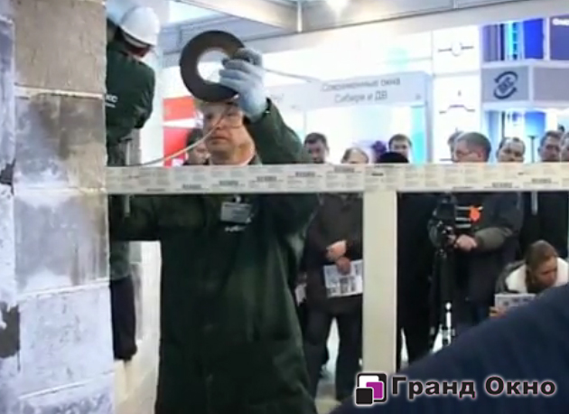 наклеивается изоляционная лента