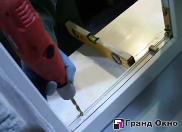 нижнем бруске коробки оконного блока сверлится отверстие на сквозь